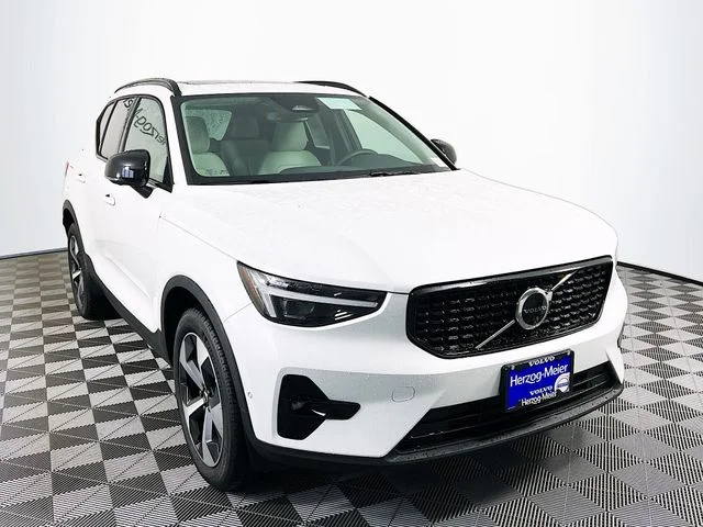 2026 Volvo XC40 B5 Plus Dark AWD's photo