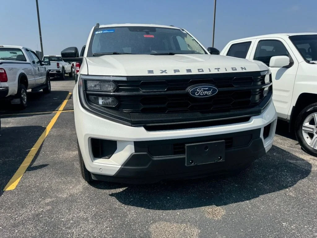 Used 2025 Oxford White Ford Active image 3