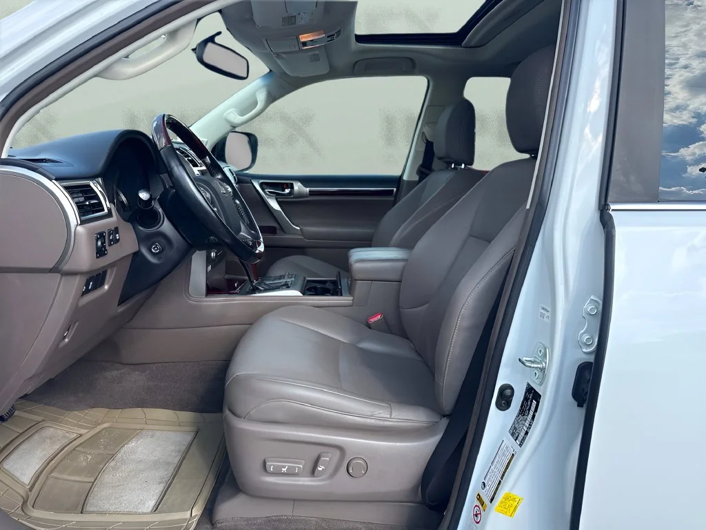 Used 2019 White Lexus 460 image 9
