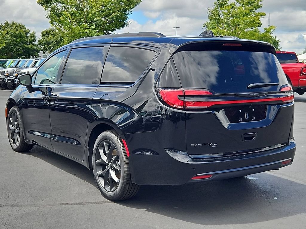 New 2026 Diamond Black Crystal Pearl-Coat Exterior Paint Chrysler Select image 4