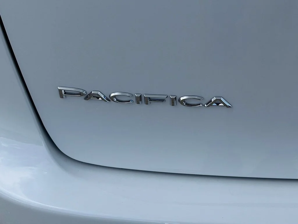 New 2027 Bright White Clear-Coat Paint Chrysler Select image 36