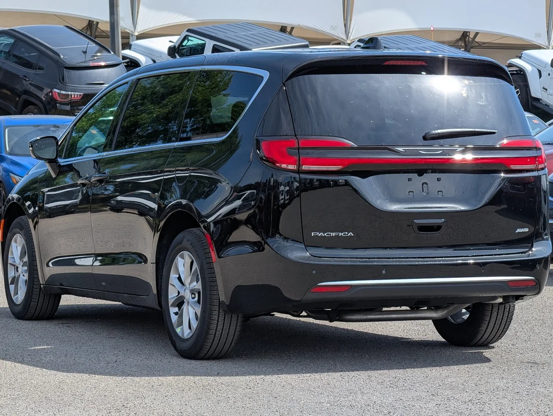 New 2027 Black Chrysler Select - - AWD - 3.6L Pentastar V6 - Adaptive Cruise Control - Blind Spot Monitor & More! image 6