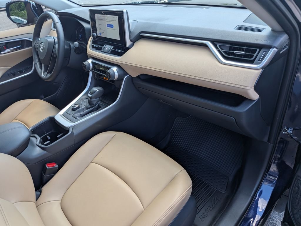 Used 2025  Toyota XLE Premium image 30