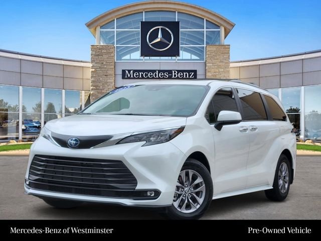 2025 Toyota Sienna XLE 8-Passenger Hybrid FWD's photo