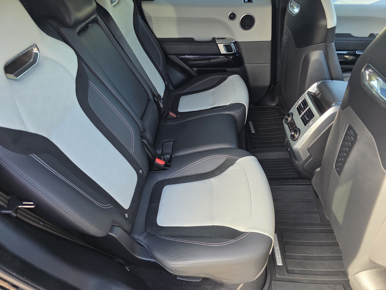 Used 2021 Santorini Black Metallic Land Rover SVR image 5