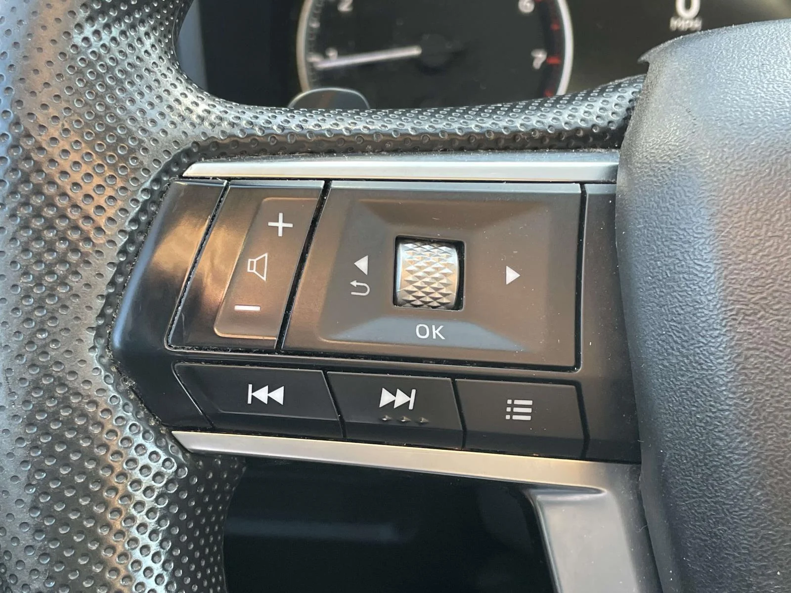 Used 2022 Red Diamond Mitsubishi ES image 9