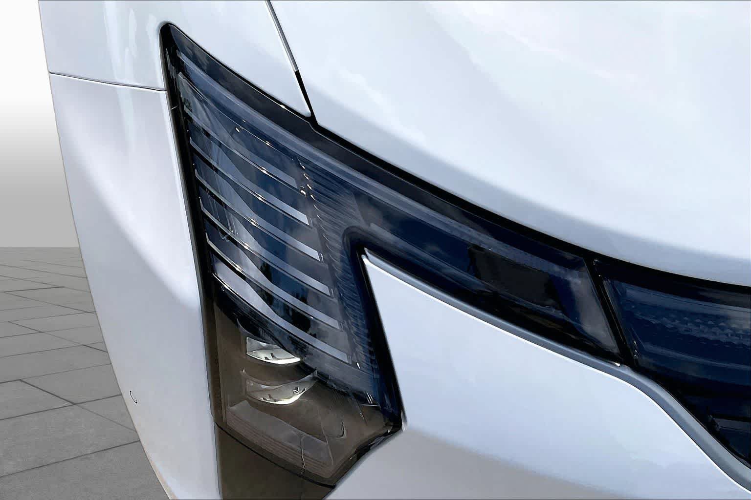 New 2027 Bright White Clear-Coat Exterior Paint Chrysler Select image 13