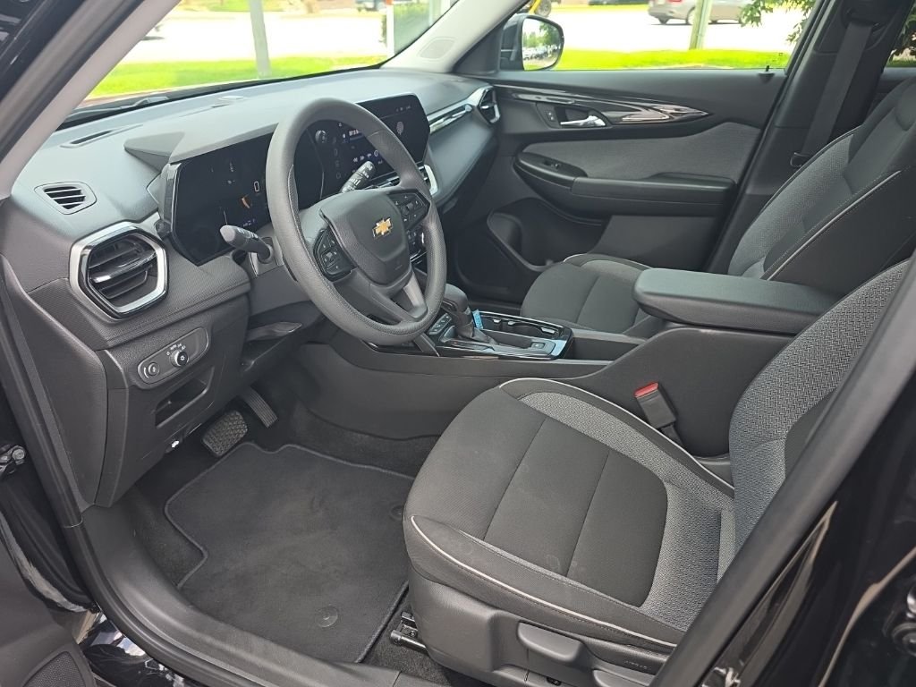 Used 2025 Black Chevrolet LT image 8