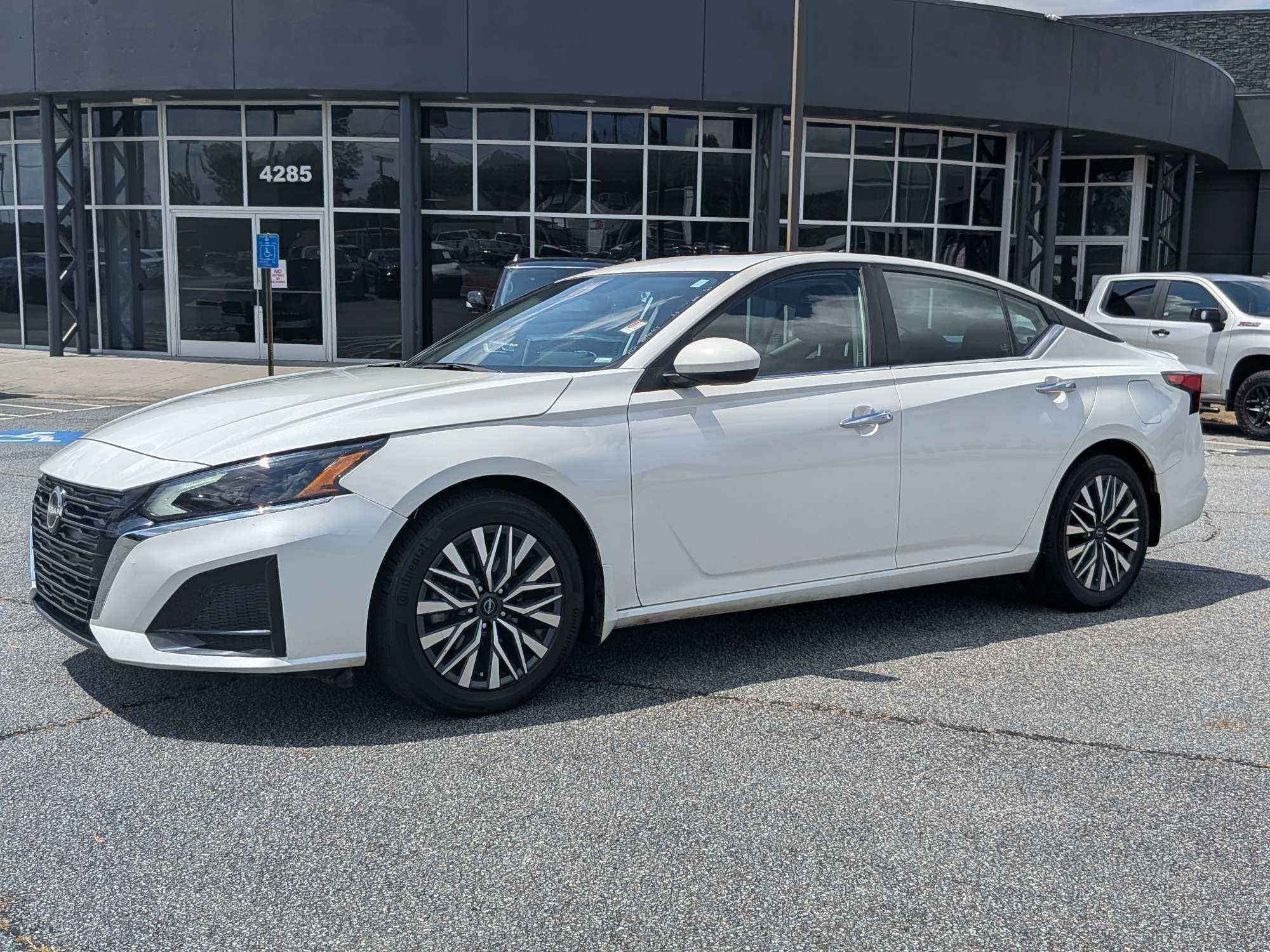 Used 2024 White Nissan 2.5 SV image 6