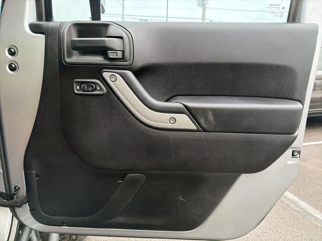 Used 2015 Silver Jeep Unlimited Sport image 36