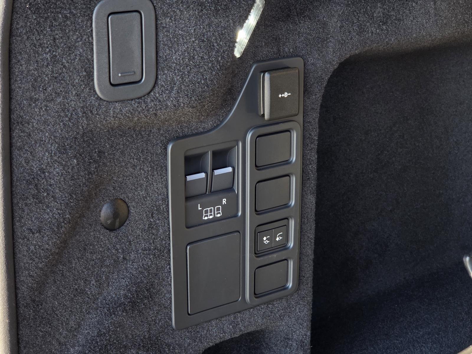 New 2026 Santorini Black Land Rover Dynamic SE image 11