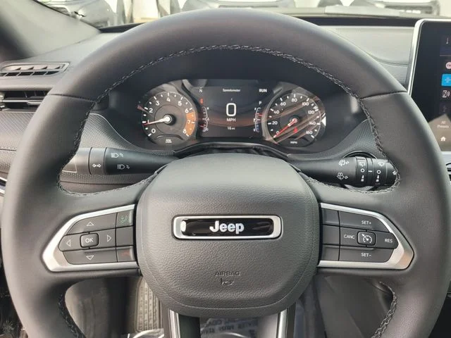 New 2026 Diamond Black Crystal Pearlcoat Jeep Latitude image 27