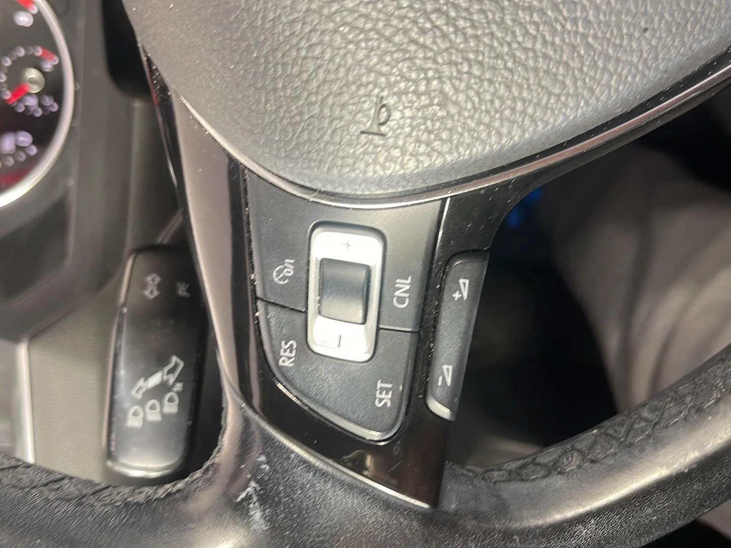 Used 2018 White Silver Metallic Volkswagen SE image 18