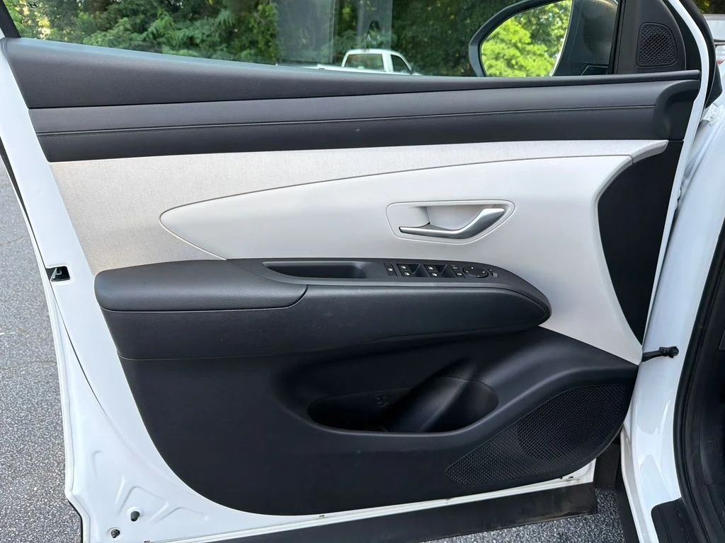 Used 2025 White Hyundai SEL Convenience image 10