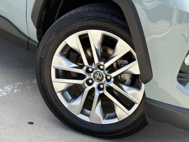 Certified Used 2019 LUNAR ROCK Toyota XLE Premium image 2