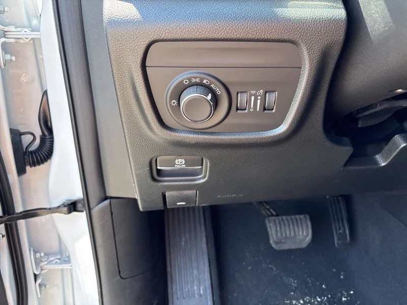 New 2026 Bright White Clear-Coat Exterior Paint Jeep Laredo image 27