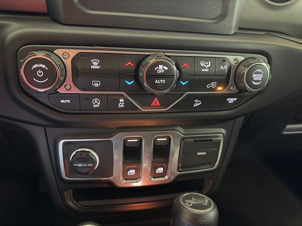 Used 2018 Silver Jeep Sport S image 4