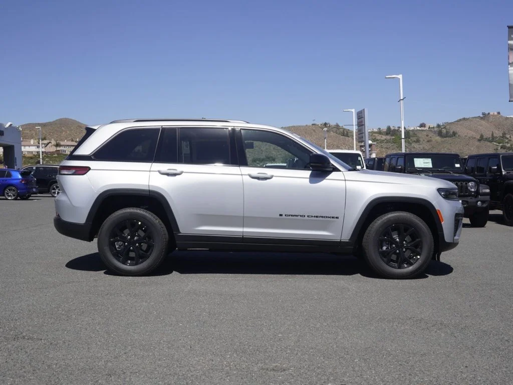 New 2026 Silver Zynith Exterior Paint Jeep Laredo Altitude image 2