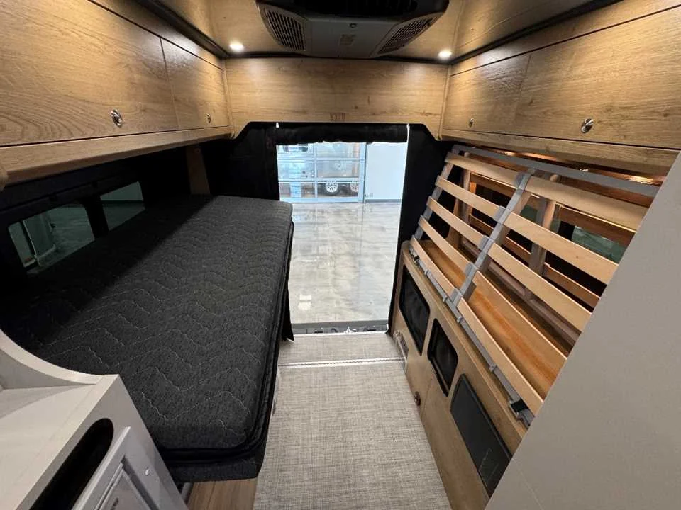 New 2027 BRIGHT SILVER METALLIC AIRSTREAM  image 22