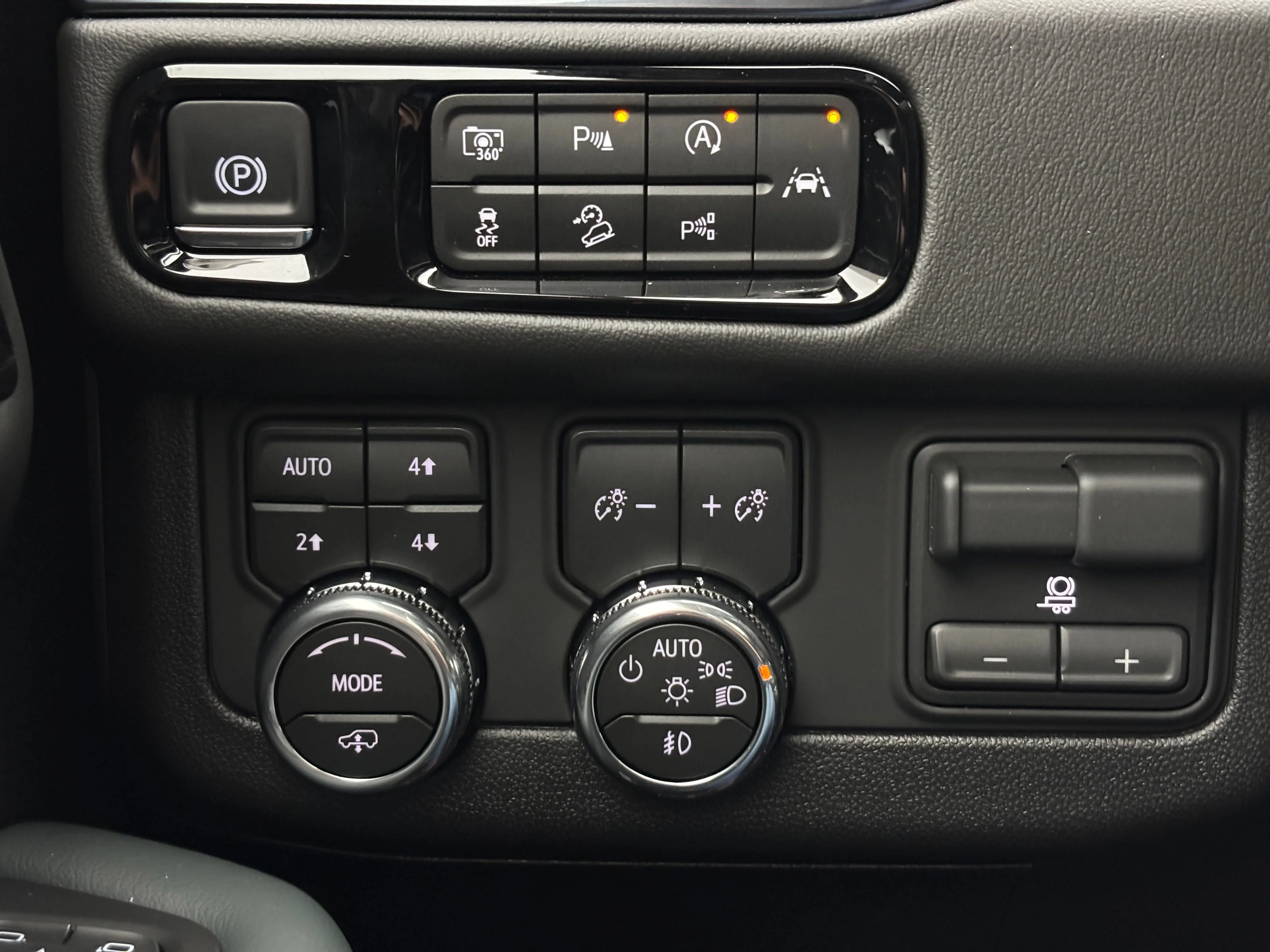 2026 GMC Yukon AT4 - Photo 25