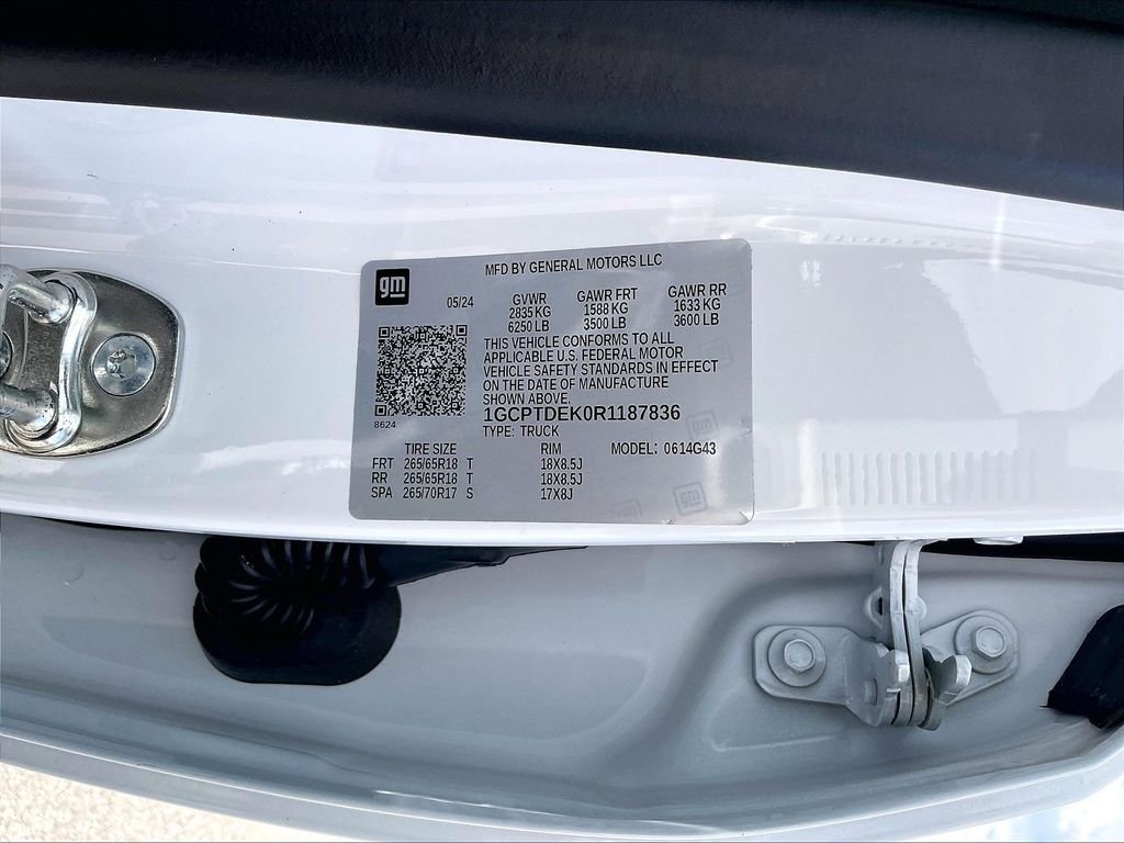 Used 2024 Summit White Chevrolet Z71 image 32