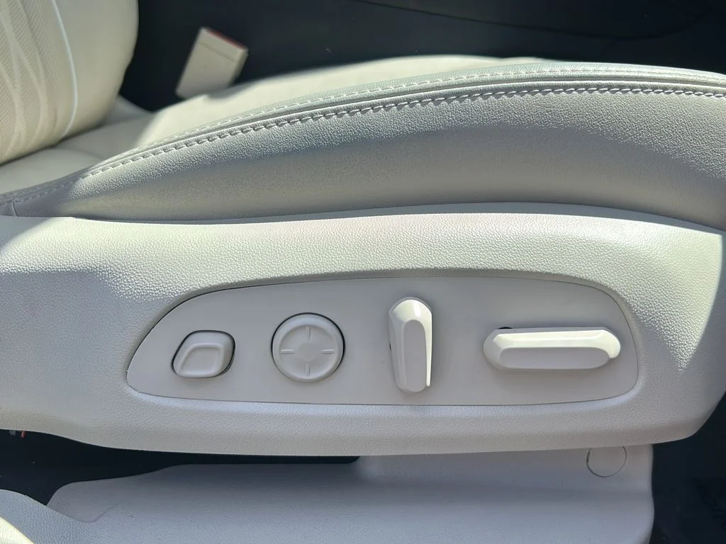 Used 2022 White Buick Avenir image 18