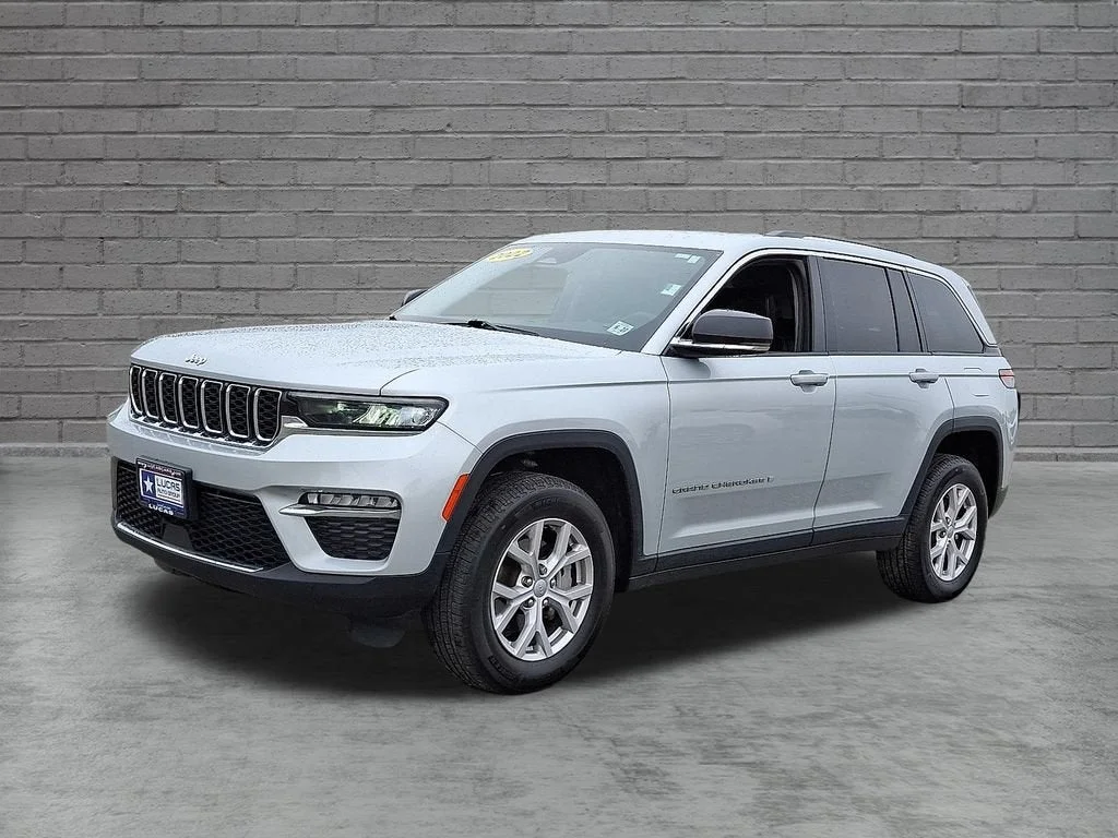 Used 2022 Silver Jeep Limited 4x4 image 34