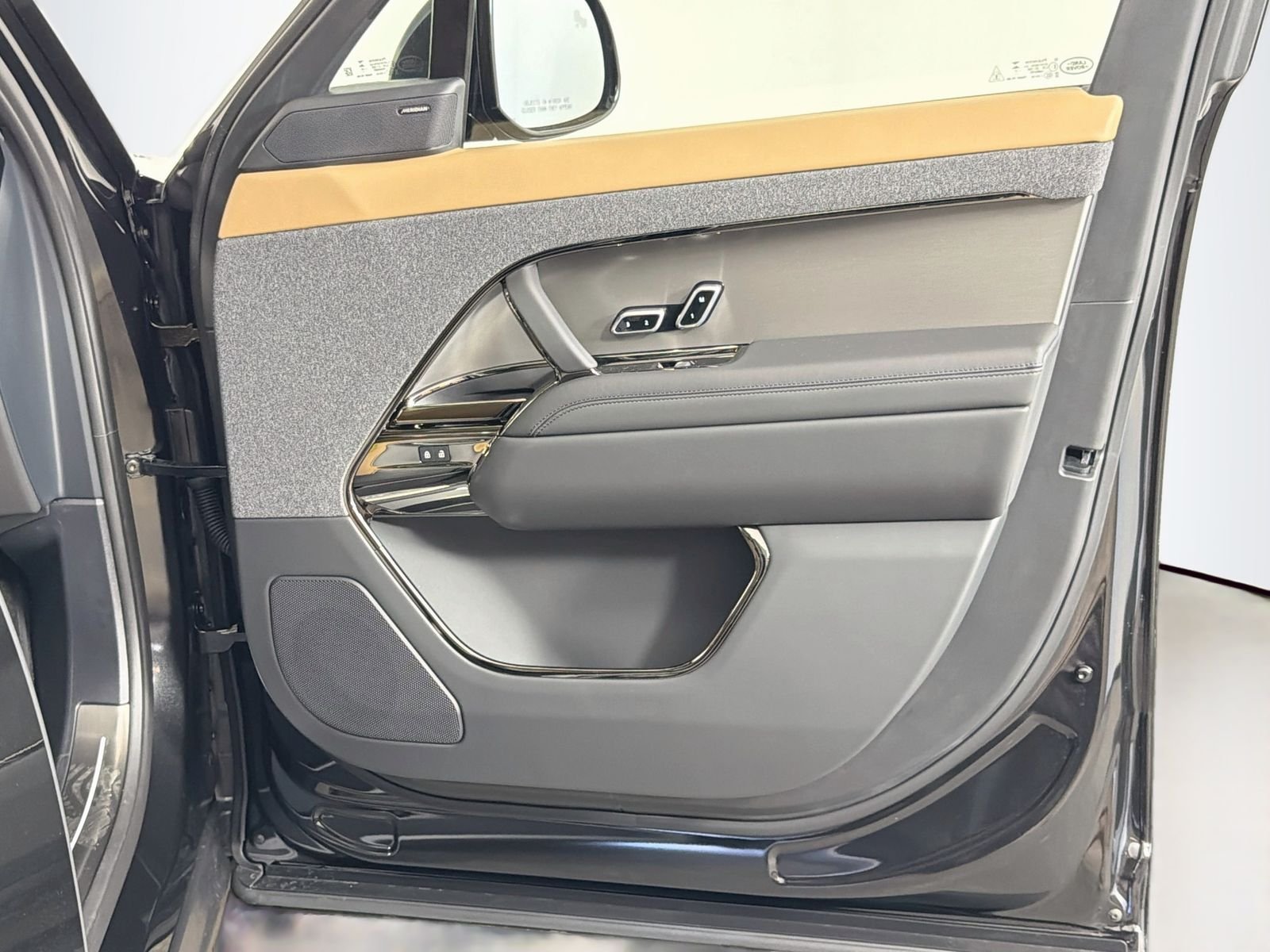 New 2026 Santorini Black Land Rover Dynamic SE image 31