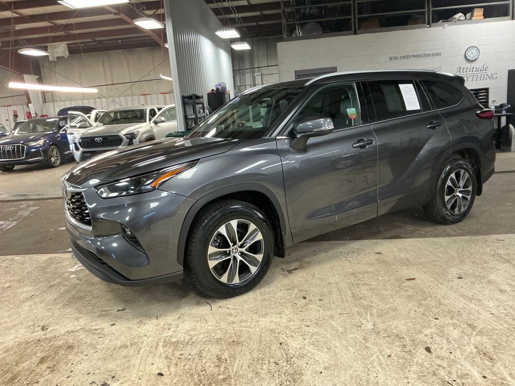 Pre-Owned 2022 Toyota Highlander XLE 4D Sport Utility in Traverse