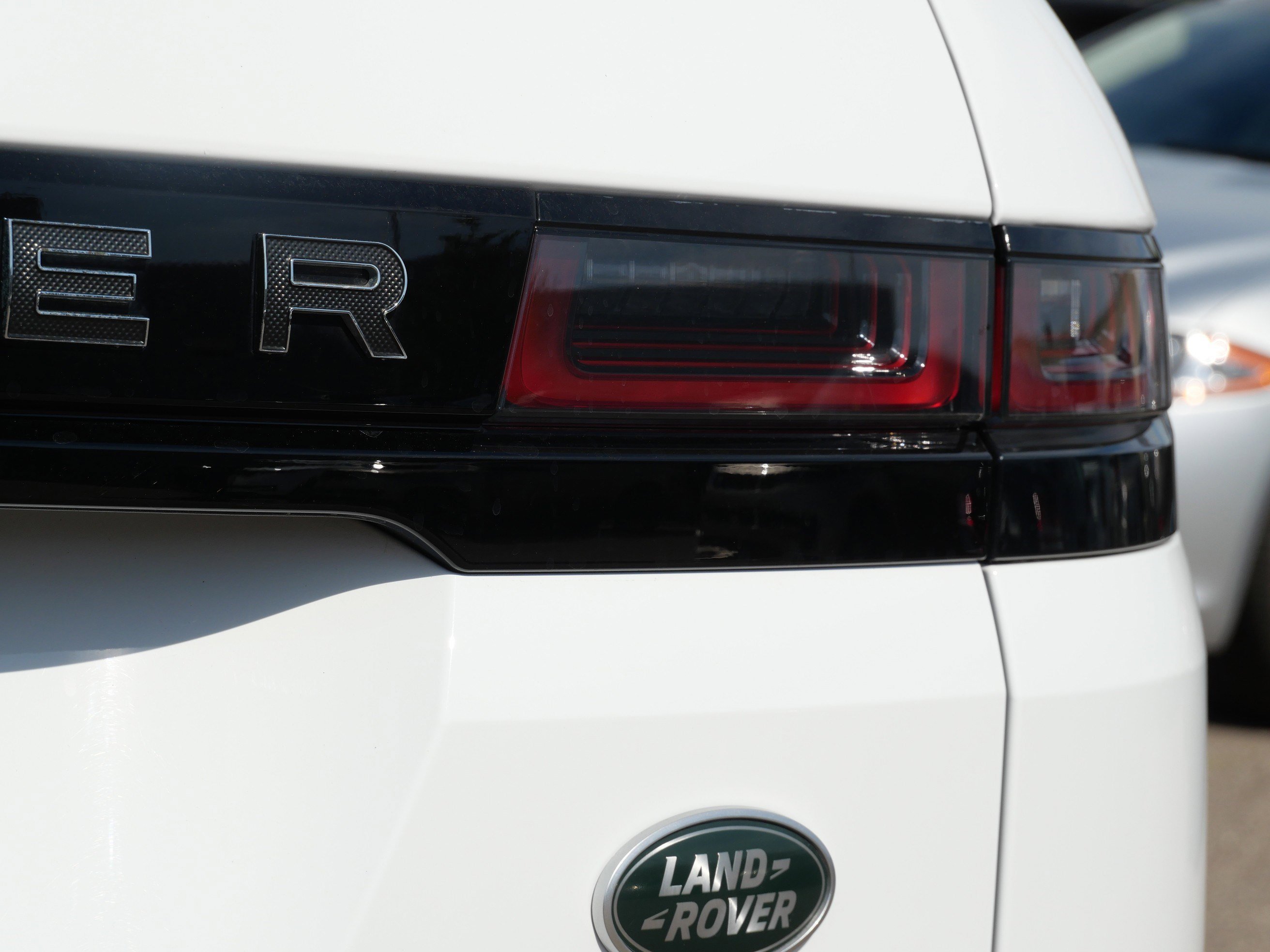 Used 2023 Fuji White Land Rover R-Dynamic SE image 11
