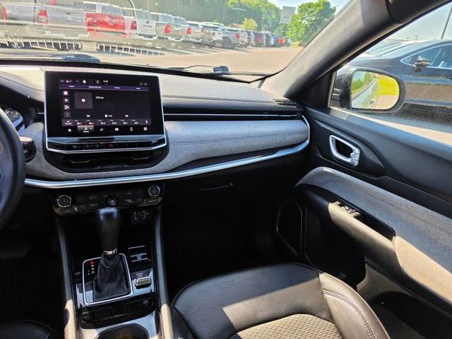 Used 2023 Silver Jeep Latitude image 13