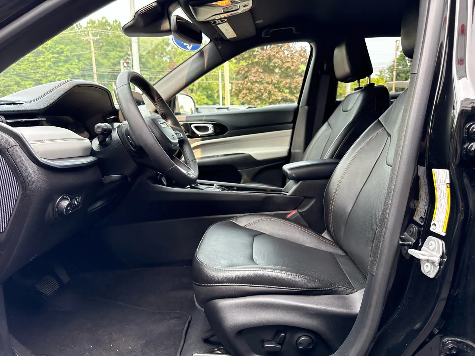 Used 2023 Diamond Black Crystal Pearlcoat Jeep Limited image 14
