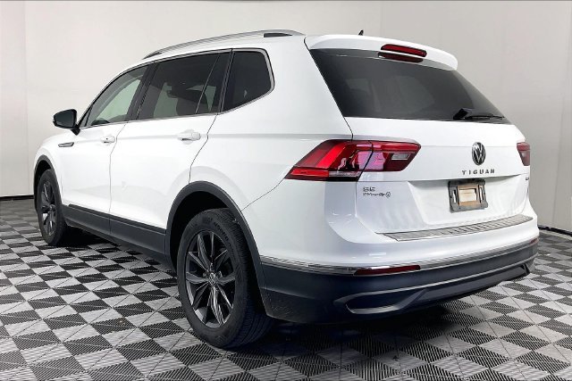 Used 2024  Volkswagen 2.0T SE image 2