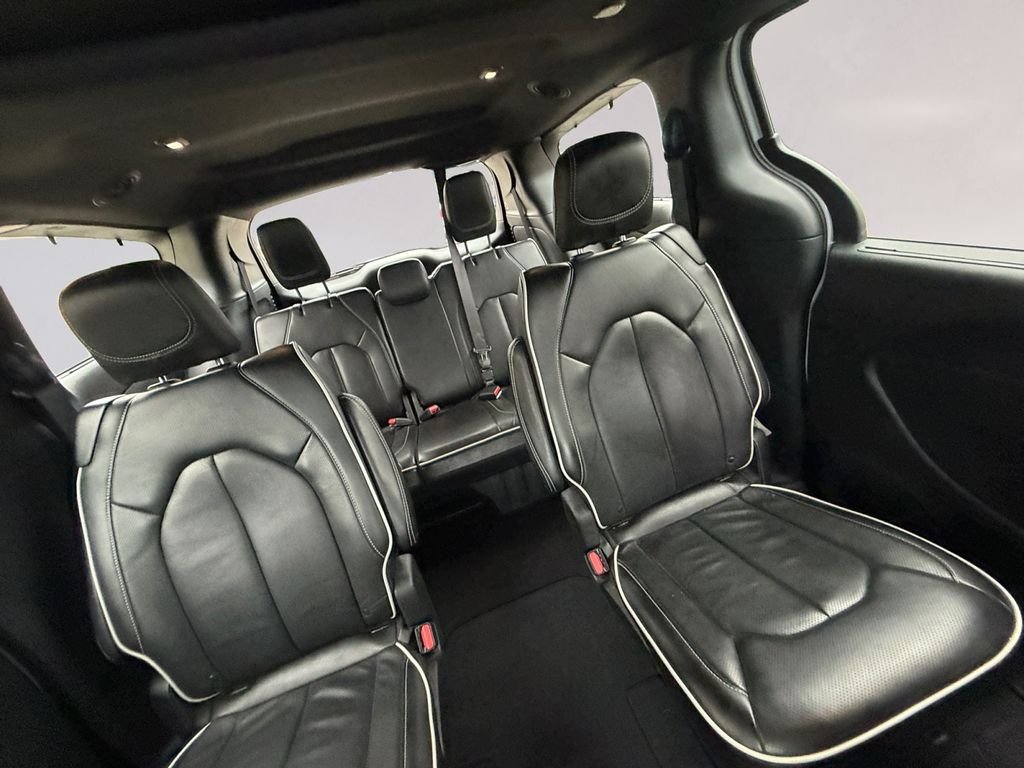 Used 2025 White Chrysler Limited image 18