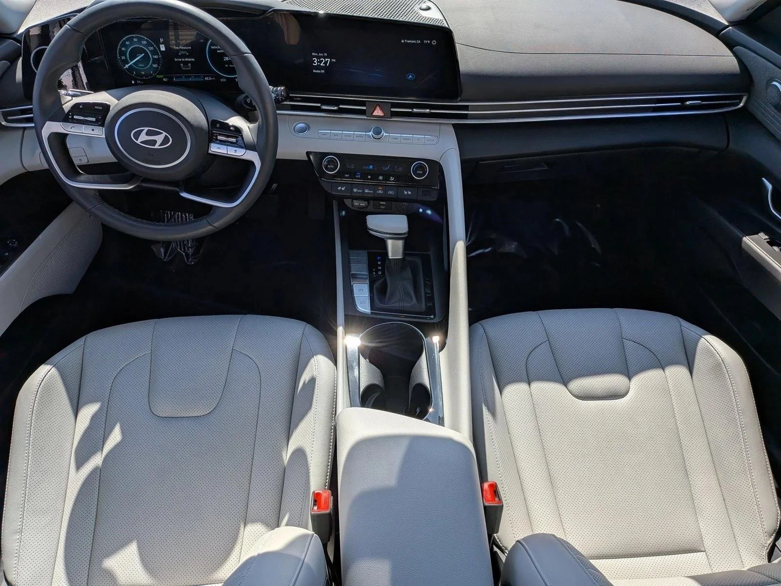 Used 2025 Fluid Metal Hyundai Limited image 14