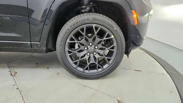 New 2026 Diamond Black Crystal Pearl-Coat Exterior Paint Jeep Summit image 15