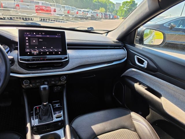 Used 2023 Silver Jeep Latitude image 13