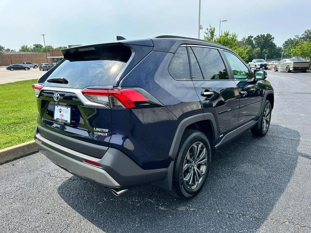 Used 2024  Toyota Limited image 3