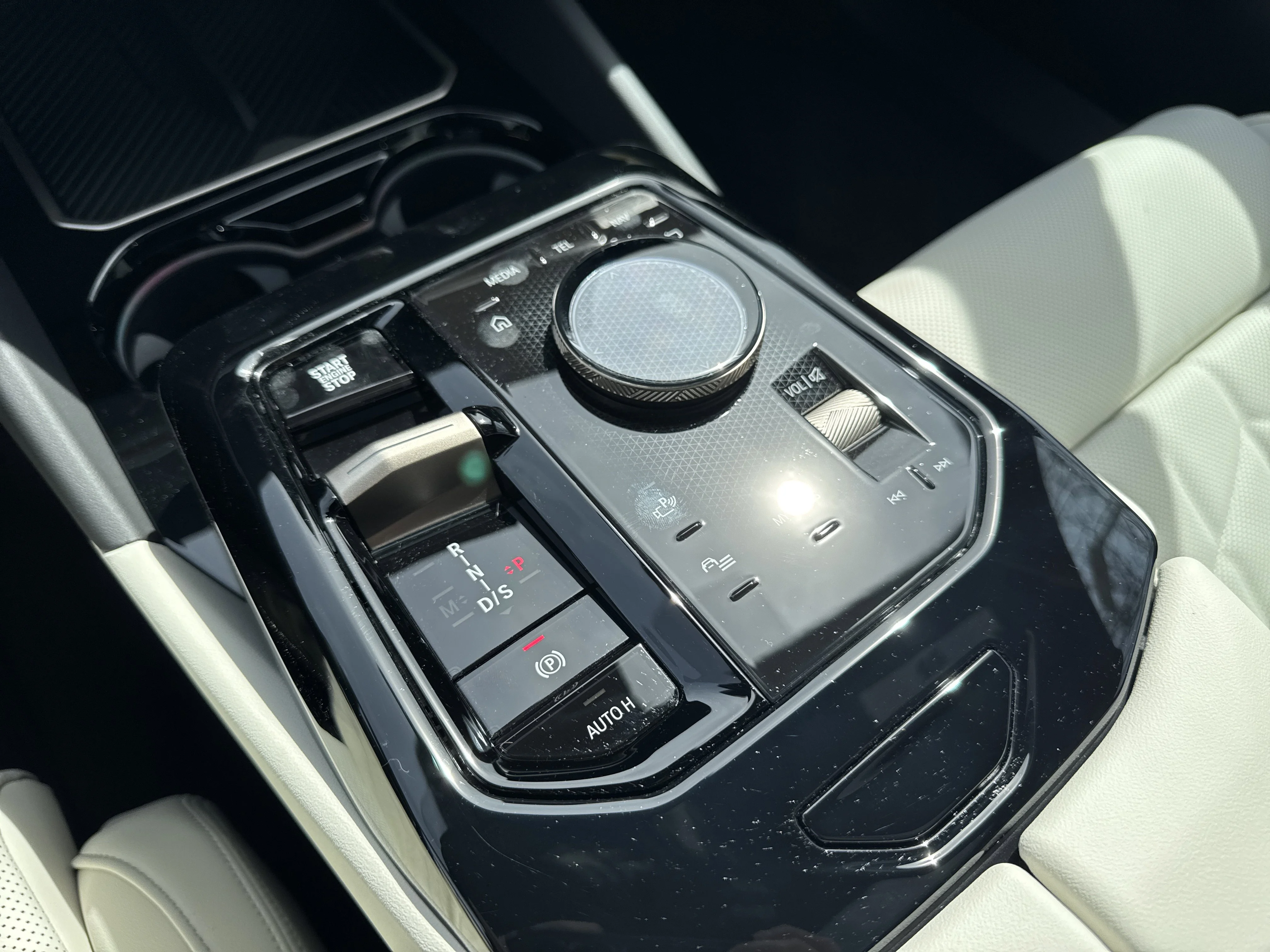 New 2026 MINERAL WHITE BMW 530i xDrive image 17