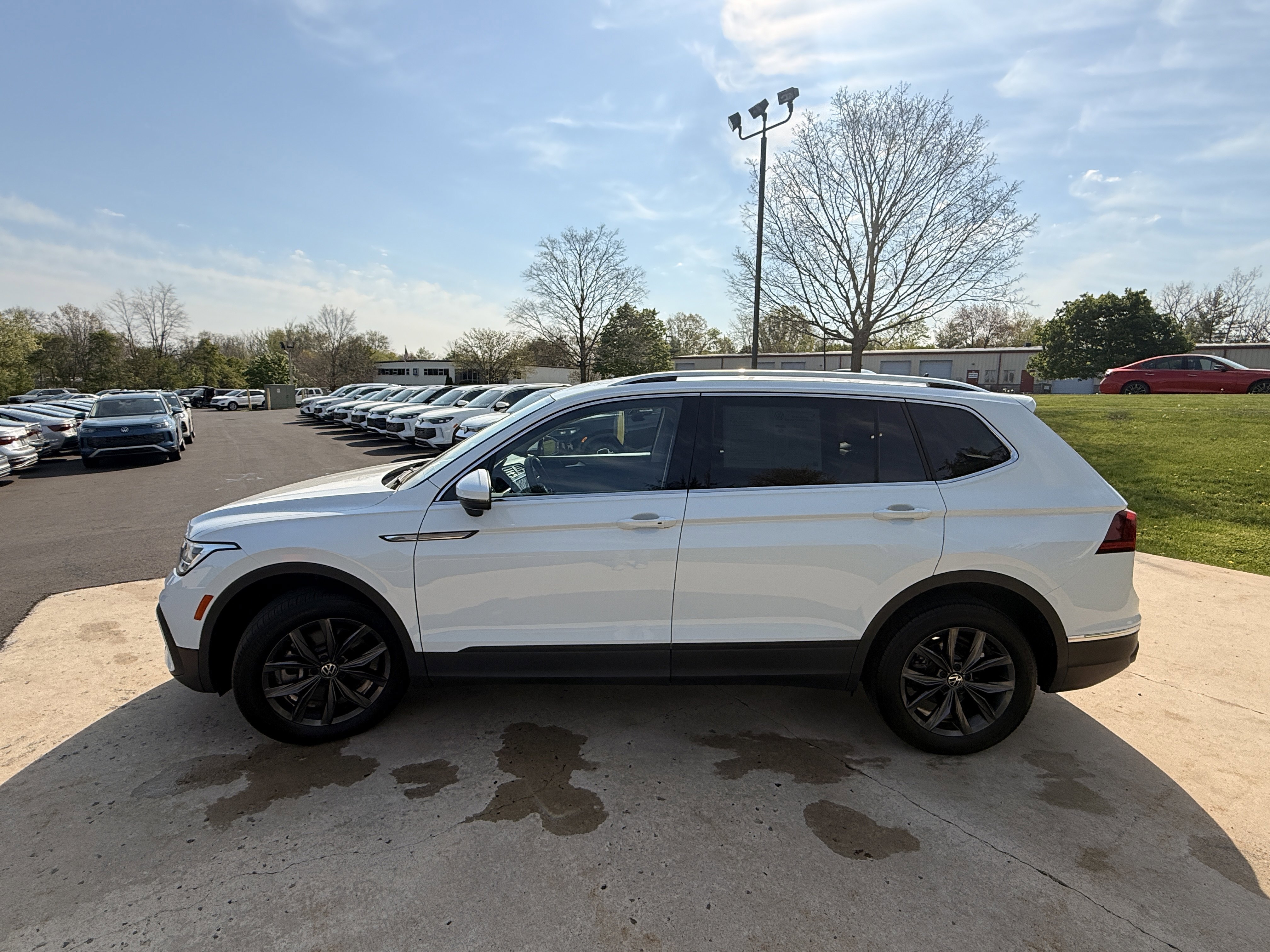Used 2022  Volkswagen SE image 9