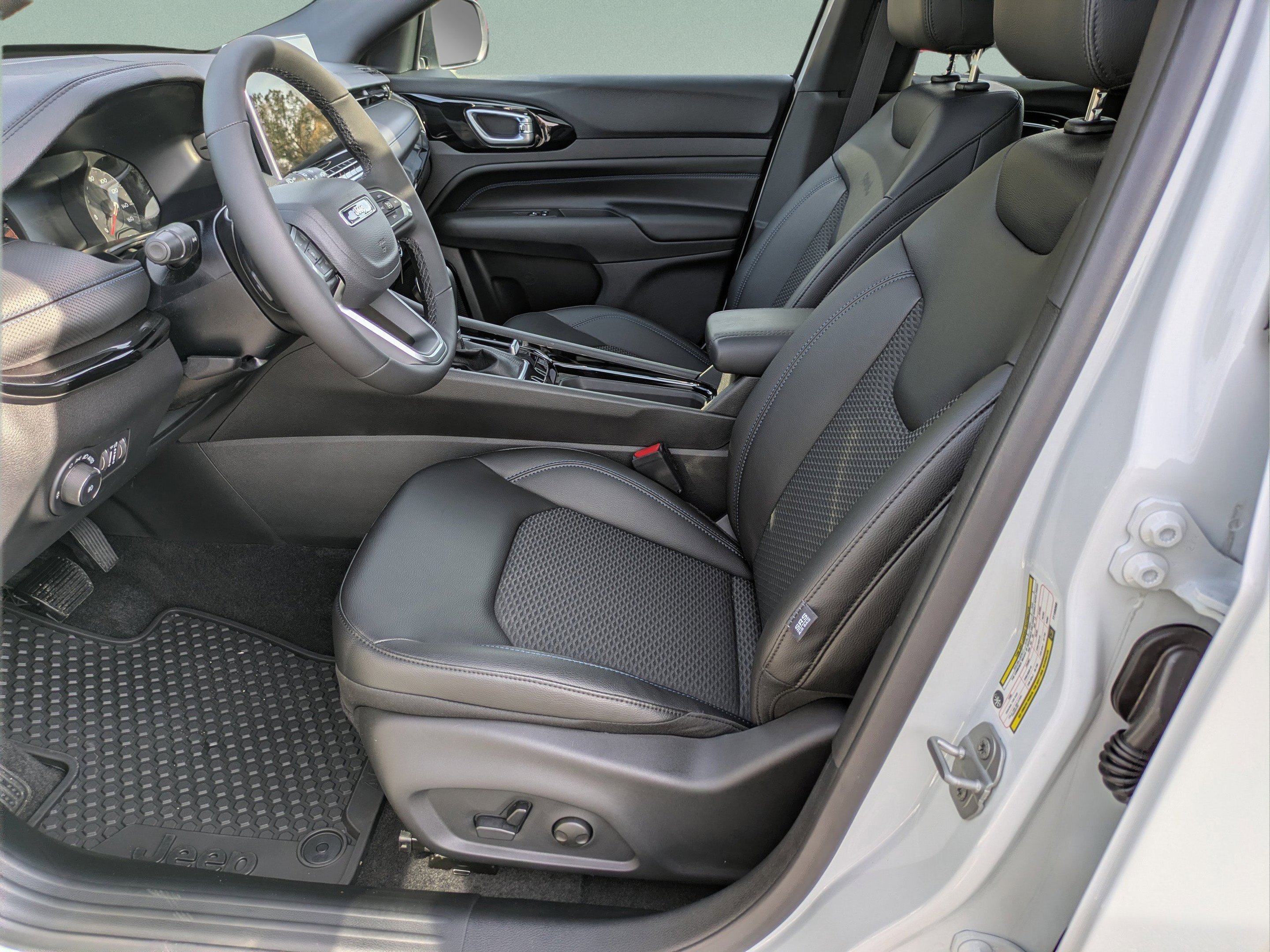 New 2026 Bright White Clearcoat Jeep Latitude Altitude image 21
