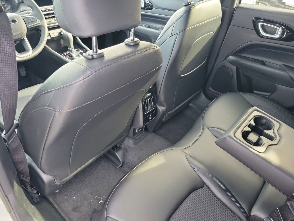 New 2026 Bright White Clearcoat Jeep Latitude image 12