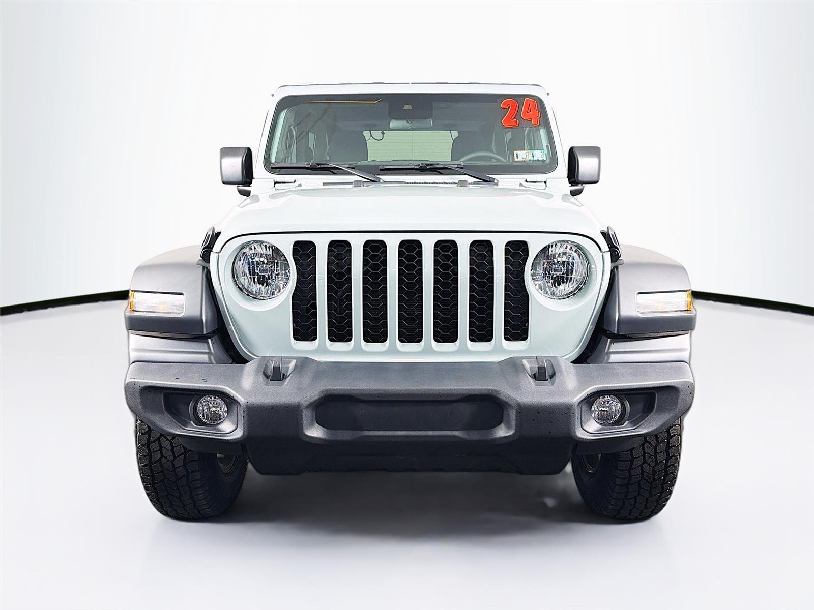 Used 2024 Earl Clearcoat Jeep Sport S image 2