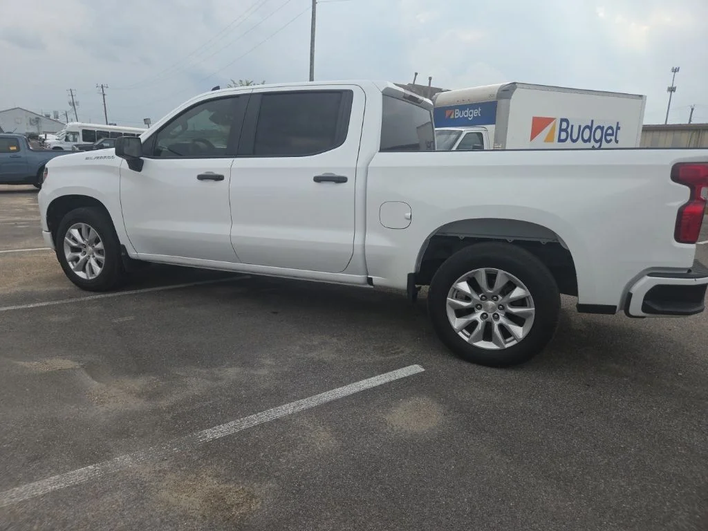 Used 2022 White Chevrolet Custom image 6