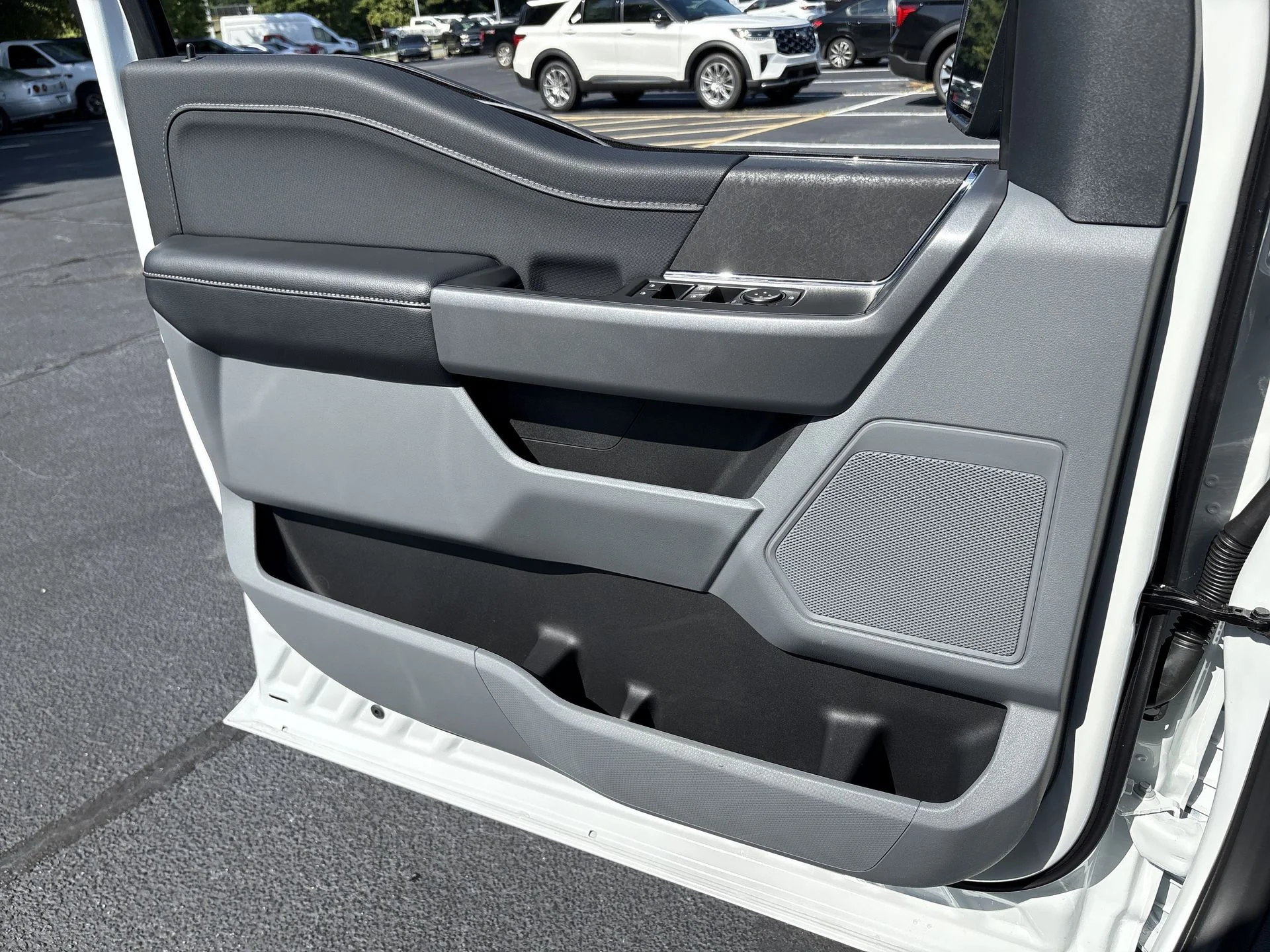 New 2026 Oxford White Ford XLT image 11