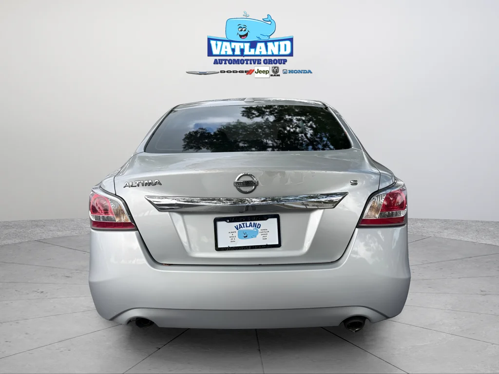 Used 2015 Brilliant Silver Nissan 2.5 S image 4