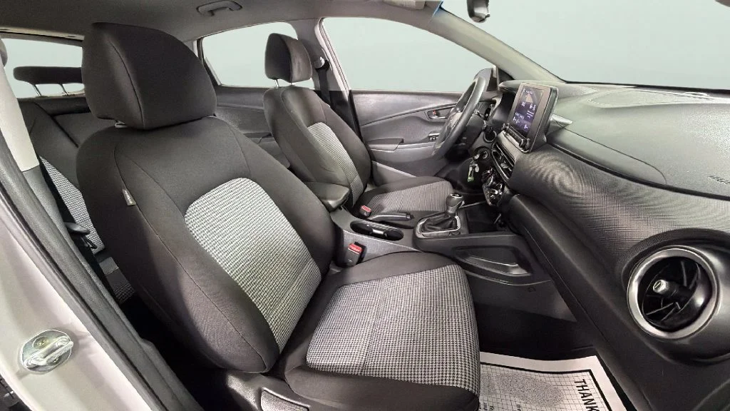 Used 2022 Silver Hyundai SE image 34