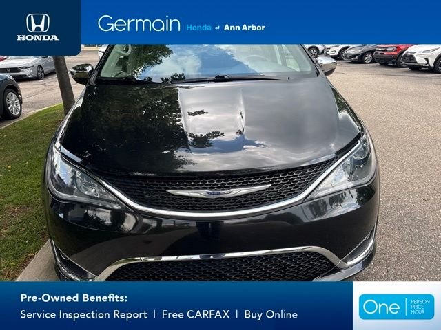 Used 2019 Brilliant Black Crystal Pearlcoat Chrysler Limited image 9