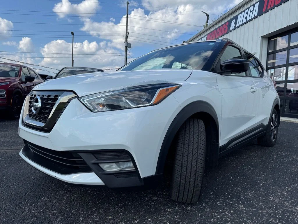 Used 2019 White Nissan SR image 4