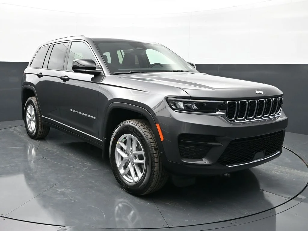 New 2026 Baltic Gray Metallic Clear-Coat Exterior Paint Jeep Laredo X image 5